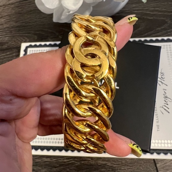 Chanel Vintage Oversized Weave CC Logo Bangle - Picture 4 of 10
